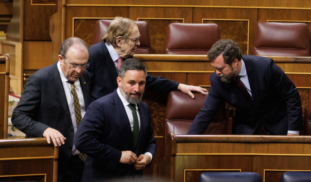El presidente de Vox, Santiago Abascal, durante la moción de censura, junto a Ramón Tamames e Iván Espinosa de los Monteros.