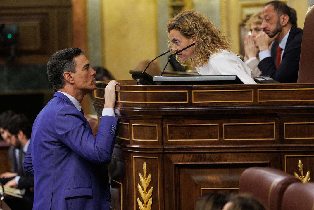 El presidente del Gobierno, Pedro Sánchez y la presidenta del Congreso, Meritxell Batet, durante un momento del debate de la moción de censura.