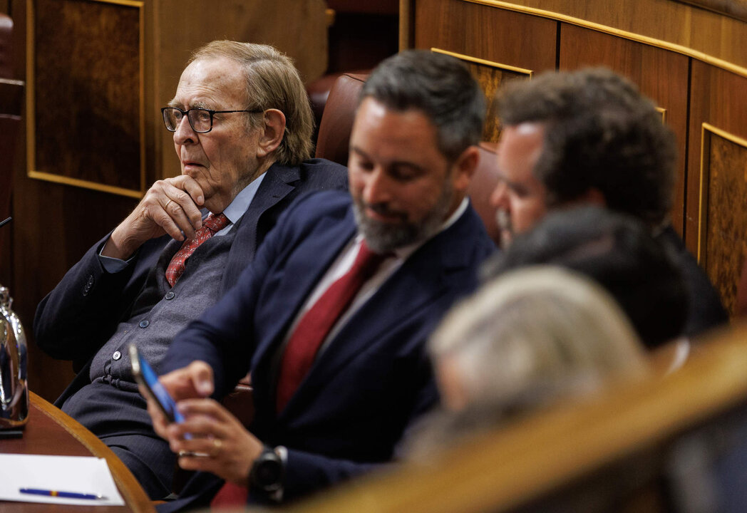 De izquierda a derecha. El candidato de la moci&oacute;n de censura, profesor y economista Ram&oacute;n Tamames; el l&iacute;der de Vox, Santiago Abascal y el portavoz en el Congreso, Iv&aacute;n Espinosa de los Monteros, durante la segunda sesi&oacute;n de la moci&oacute;n de censura este mi&eacute;rcoles.