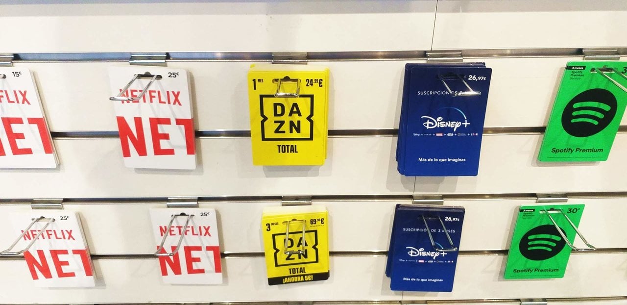 Tarjetas regalo de suscripciones de DAZN en una tienda de FNAC.