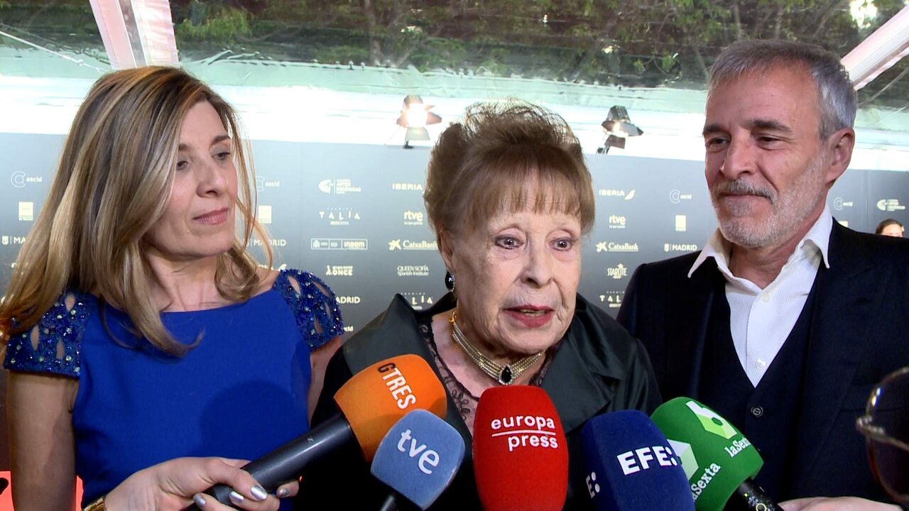 Gemma Cuervo, con sus hijos Natalia y Fernando en los Premios Tal&iacute;a.