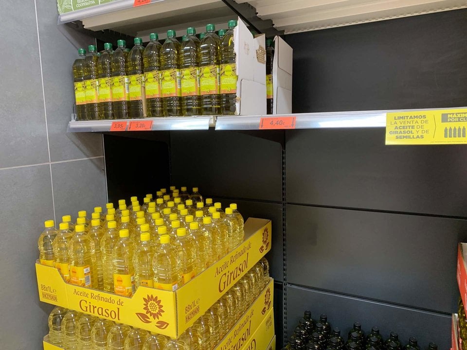 Archivo - Venta de aceite de aceite en un supermercado.