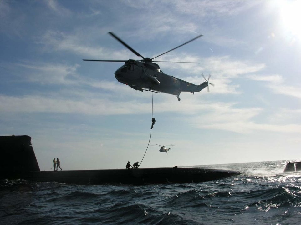 Ejercicio de Fast Rope de la Fuerza de Guerra Naval Especial en la cubierta del submarino Mistral (Foto: Flickr Armada).