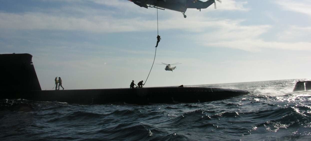 Ejercicio de Fast Rope de la Fuerza de Guerra Naval Especial en la cubierta del submarino Mistral (Foto: Flickr Armada).
