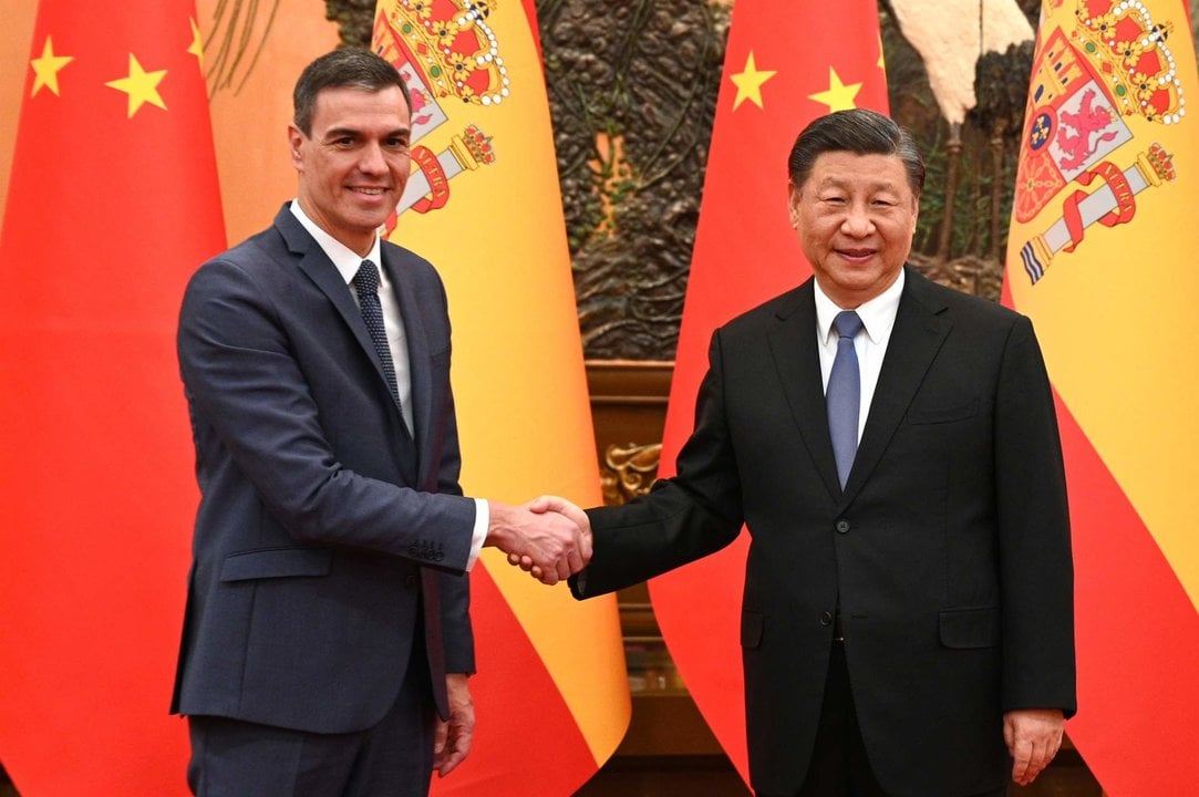 El presidente del Gobierno, Pedro Sánchez, y el presidente chino, Xi Jinping, durante su encuentro en Pekín.
