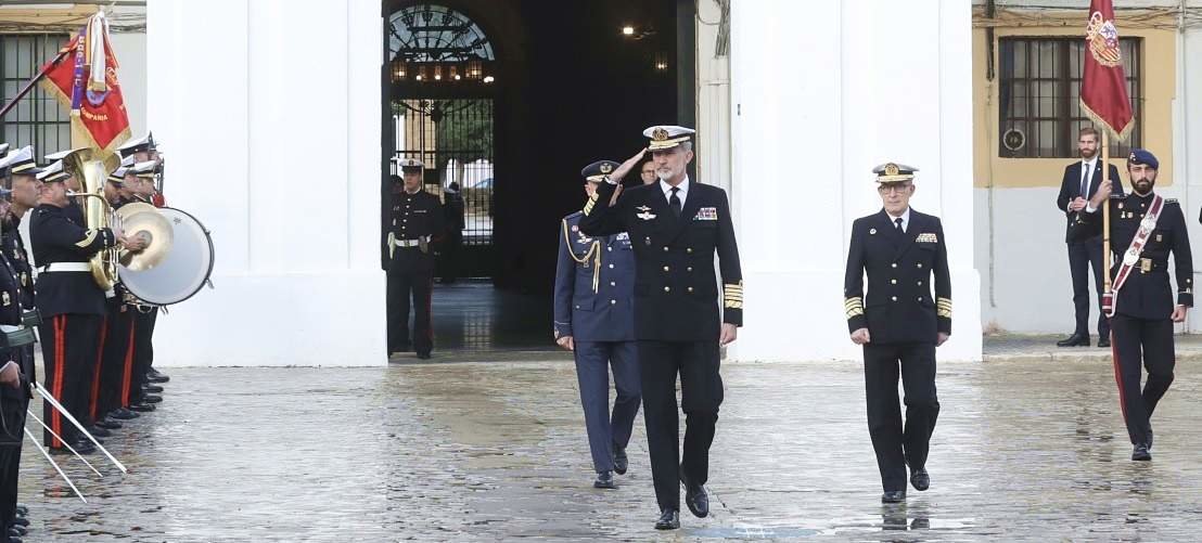 Felipe VI, y a la derecha el fallecido AJEMA Antonio Martorell, en una imagen de diciembre de 2022.