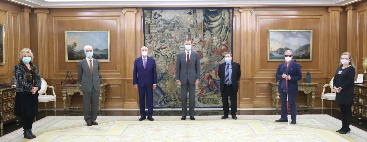 Felipe VI recibe a la Junta de Gobierno del Ateneo de Madrid en el Palacio de la Zarzuela, el 23 de octubre de 2020.