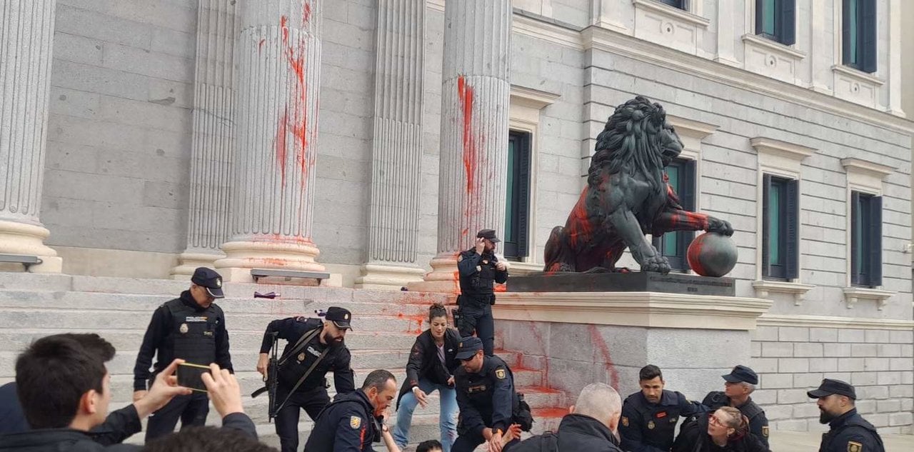 Ataque con pintura contra la fachada del Congreso de los Diputados.