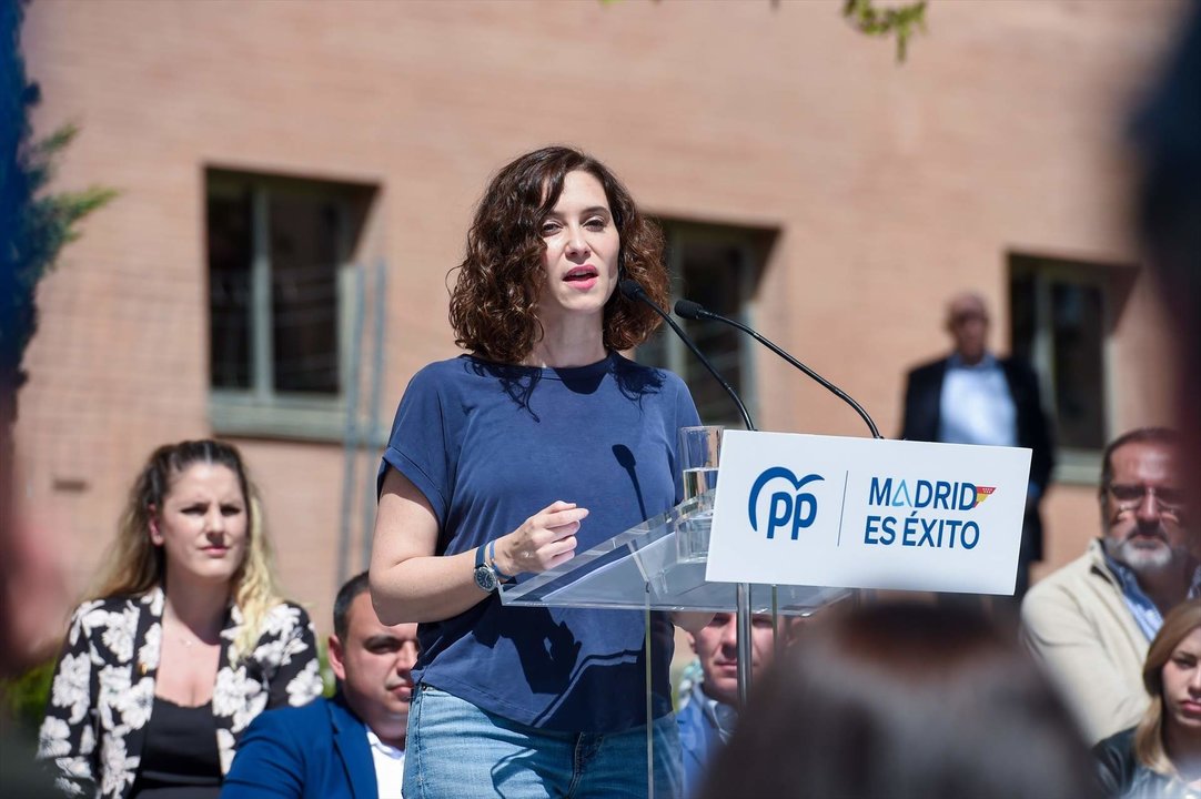La presidenta de la Comunidad de Madrid y presidenta del Partido Popular (PP) de la Comunidad madrileña, Isabel Díaz Ayuso, interviene en un acto de precampaña del PP, en la plaza de la Comunidad de Madrid, a 15 de abril de 2023, en Leganés, Madrid.