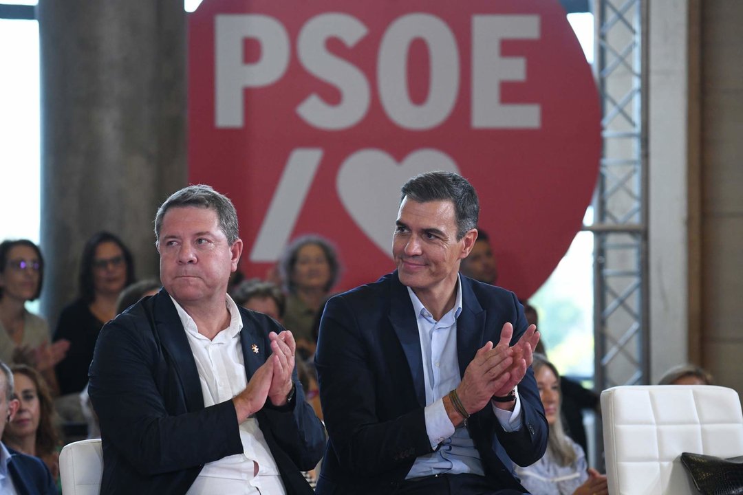 El presidente de Castilla-La Mancha y secretario general del PSCM-PSOE, Emiliano García-Page (i), y el secretario general del PSOE y presidente del Gobierno, Pedro Sánchez.