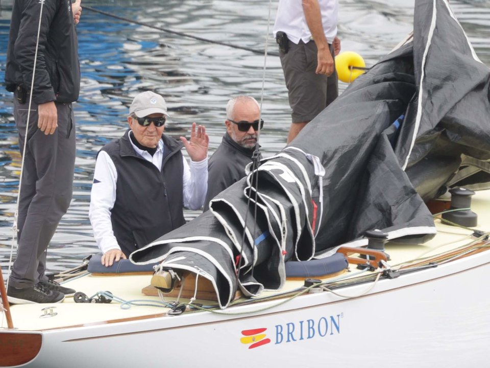 Don Juan Carlos ha salido a navegar con 'El Bribón'.