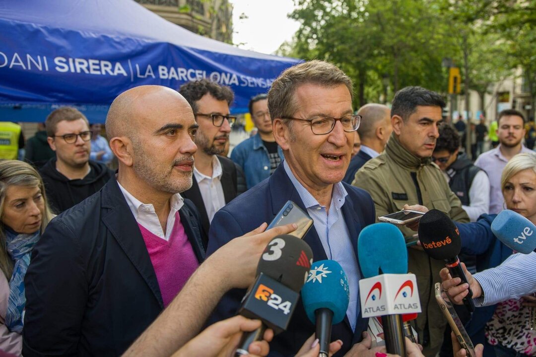 El presidente del PP, Alberto N&uacute;&ntilde;ez Feij&oacute;o, junto al candidato del PP a la Alcald&iacute;a de Barcelona, Daniel Sirera.