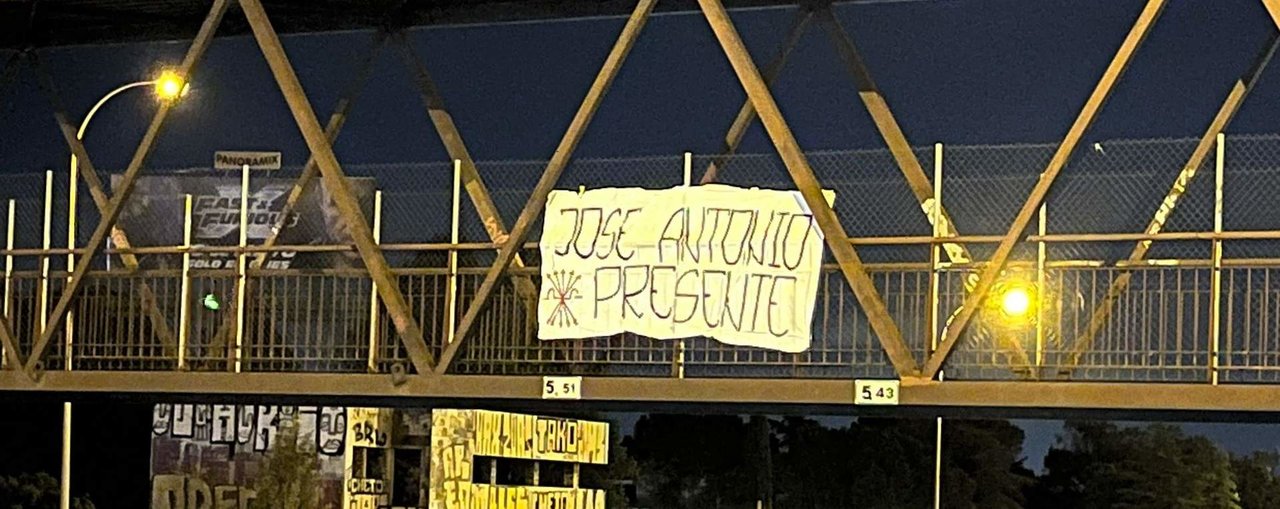 Pancarta de homenaje a José Antonio Primo de Rivera, en Madrid.