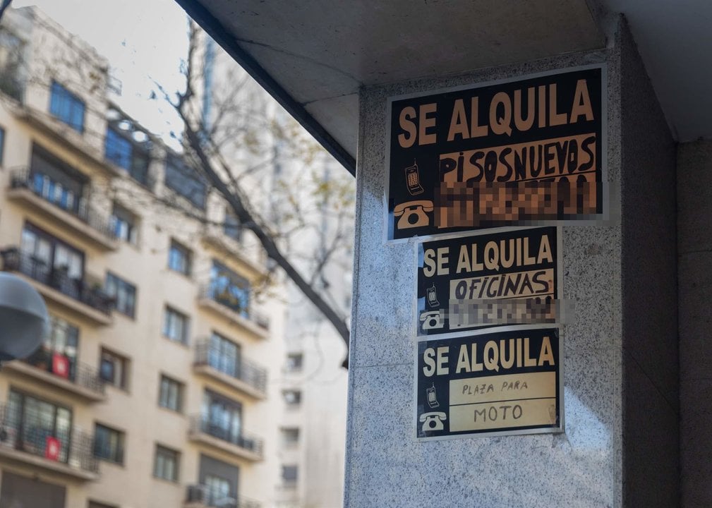 Carteles de 'Se alquila' pegados en un edificio, el pasado mes de diciembre en Madrid.