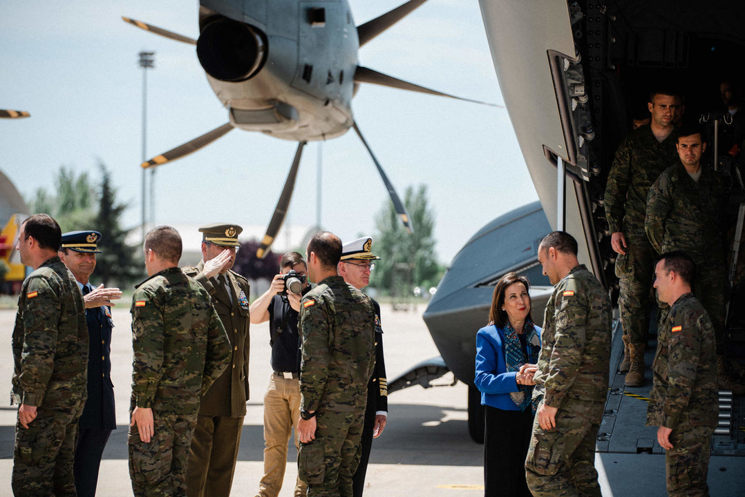 La ministra de Defensa, Margarita Robles, recibe al contingente militar español participante en la operación de rescate de civiles en Sudán, en la base aérea de Torrejón de Ardoz.