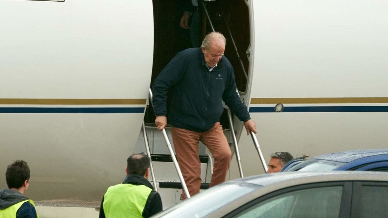 El rey Juan Carlos baja de un avión en el aeropuerto de Foronda.