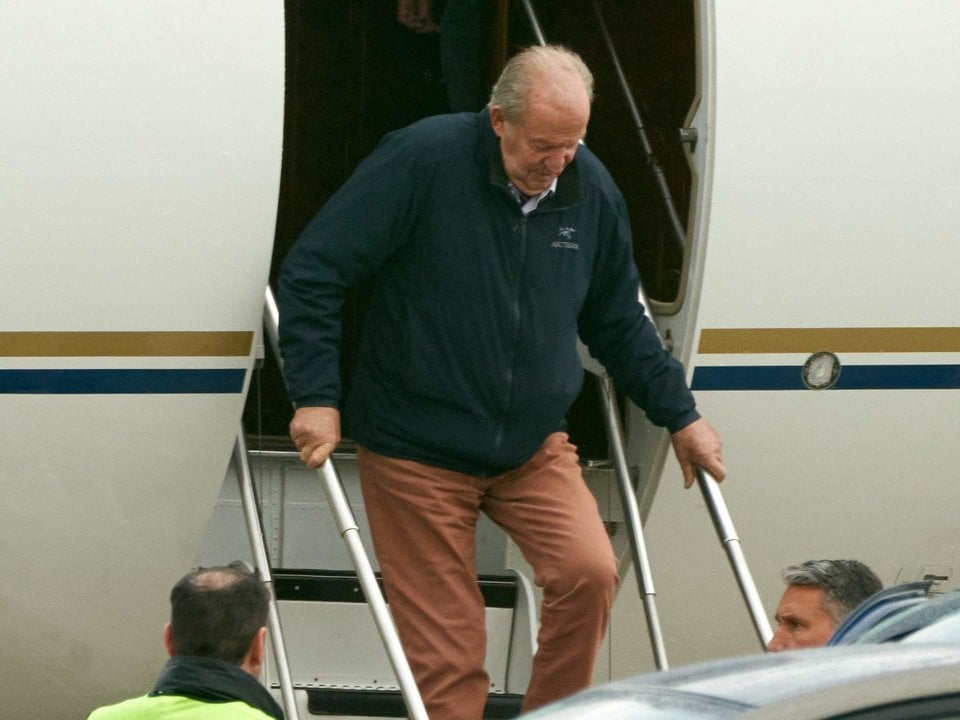 El rey emérito Juan Carlos I desciende del avión en el aeropuerto de Vitoria (Álava).