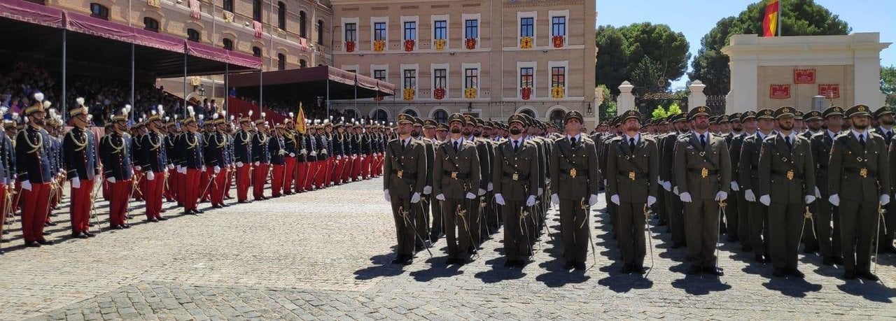Entrega de reales despachos a los nuevos tenientes del Ejército de Tierra, en la Academia General Militar de Zaragoza.