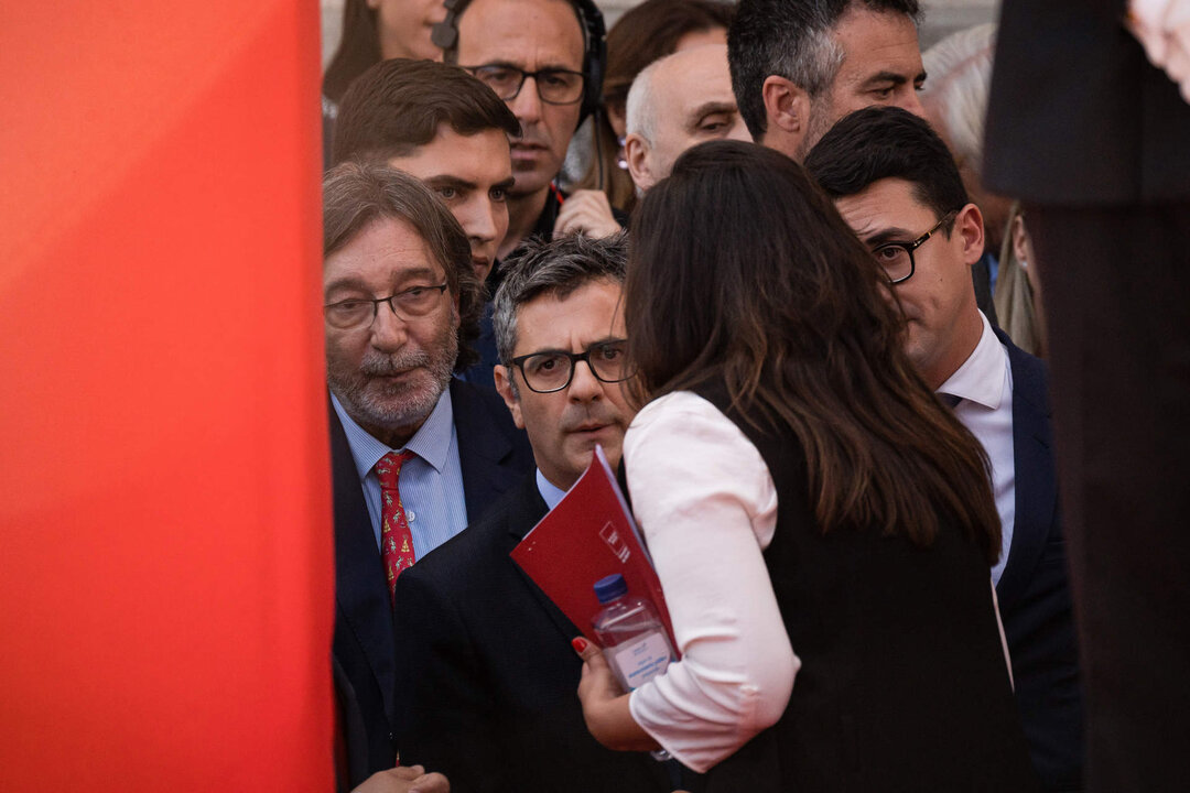 El ministro de la Presidencia, Relaciones con las Cortes y Memoria Democr&aacute;tica, F&eacute;lix Bola&ntilde;os (2i), durante el acto c&iacute;vico militar con motivo del D&iacute;a de la Comunidad de Madrid en la Puerta del Sol, a 2 de mayo de 2023, en Madrid.