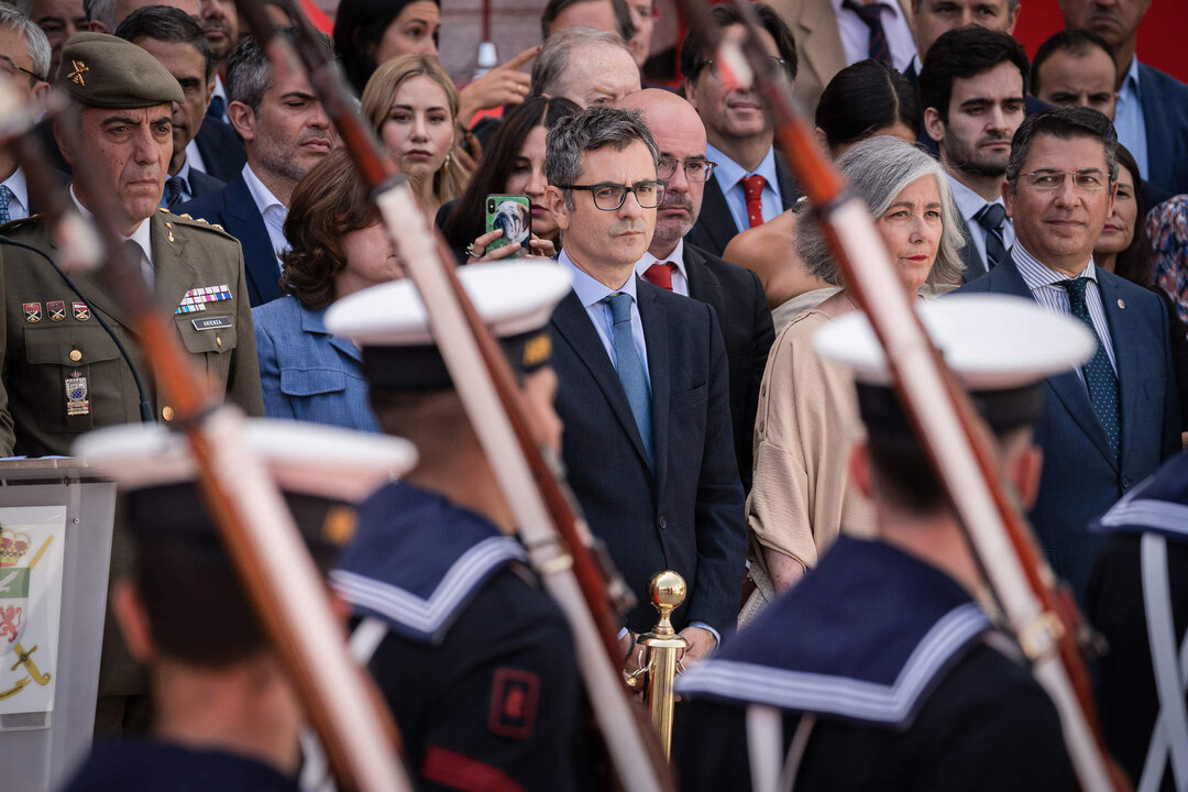 El ministro de la Presidencia, Relaciones con las Cortes y Memoria Democr&aacute;tica, F&eacute;lix Bola&ntilde;os (4d), y el delegado del Gobierno en la Comunidad de Madrid, Francisco Mart&iacute;n (3d).