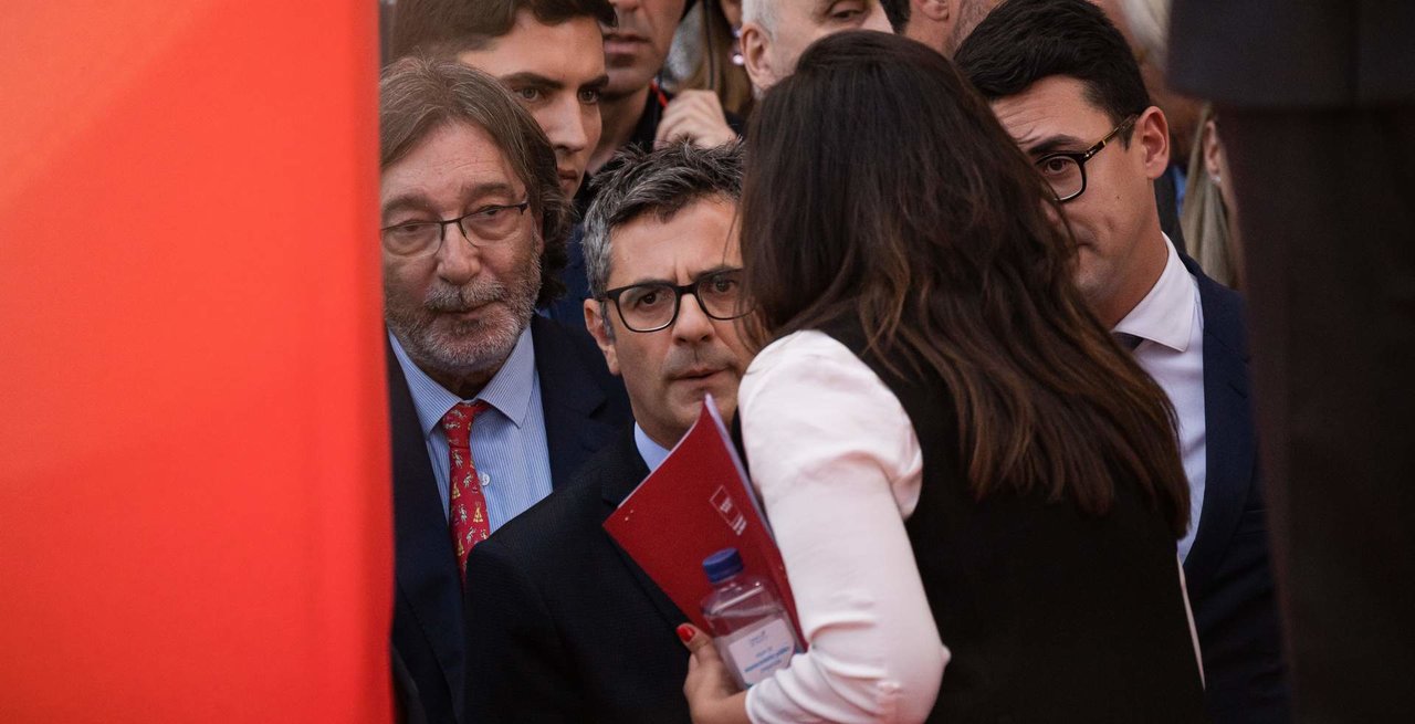 Félix Bolaños trata de acceder a la tribuna en la fiesta del 2 de mayo (Foto: Diego Radamés / Europa Press).