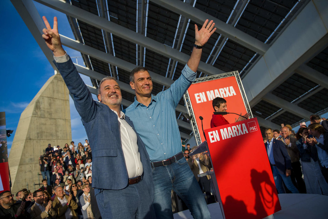 El presidente del Gobierno y secretario general del PSOE, Pedro Sánchez (i), y el alcaldable por Barcelona, Jaume Collboni (d), durante un acto de precampaña del PSC, en la Placa Fotovoltaica del Fòrum, el pasado 4 de mayo.