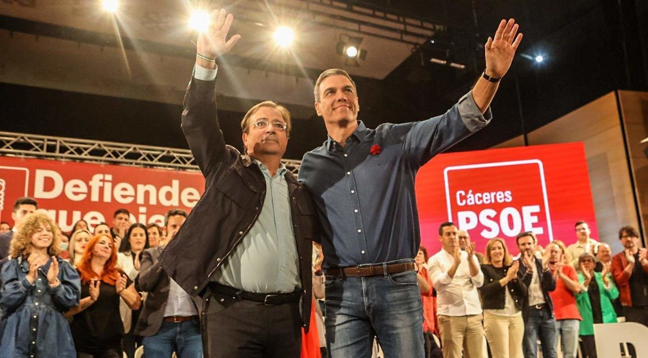 Guillermo Fernández Vara y Pedro Sánchez en un acto del PSOE en Cáceres.