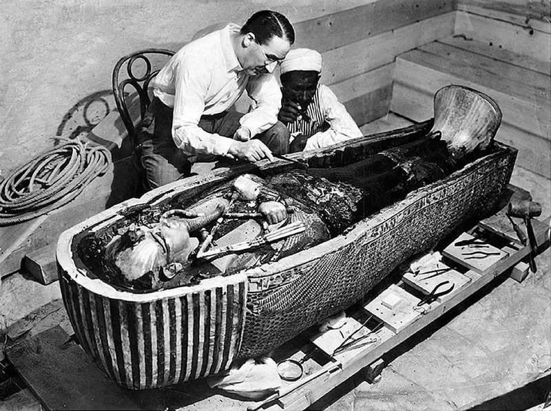 Howard Carter examina el sarcófago de Tutankamón en 1923, meses después de su descubrimiento- Wikipedia