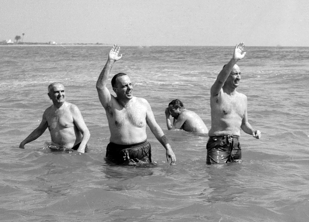 El entonces ministro de Informacion y Turismo Manuel Fraga bañandose en la playa de Palomares próxima al lugar del accidente de dos aviones ocurrido en 1966.