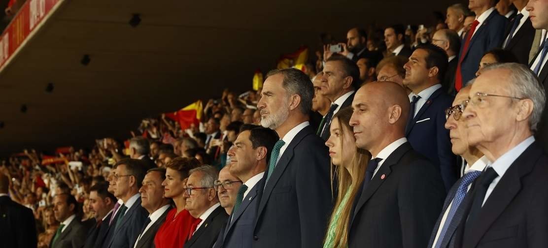 Felipe VI escucha el himno de España en la final de la Copa del Rey (Foto: Casa de S.M. el Rey).