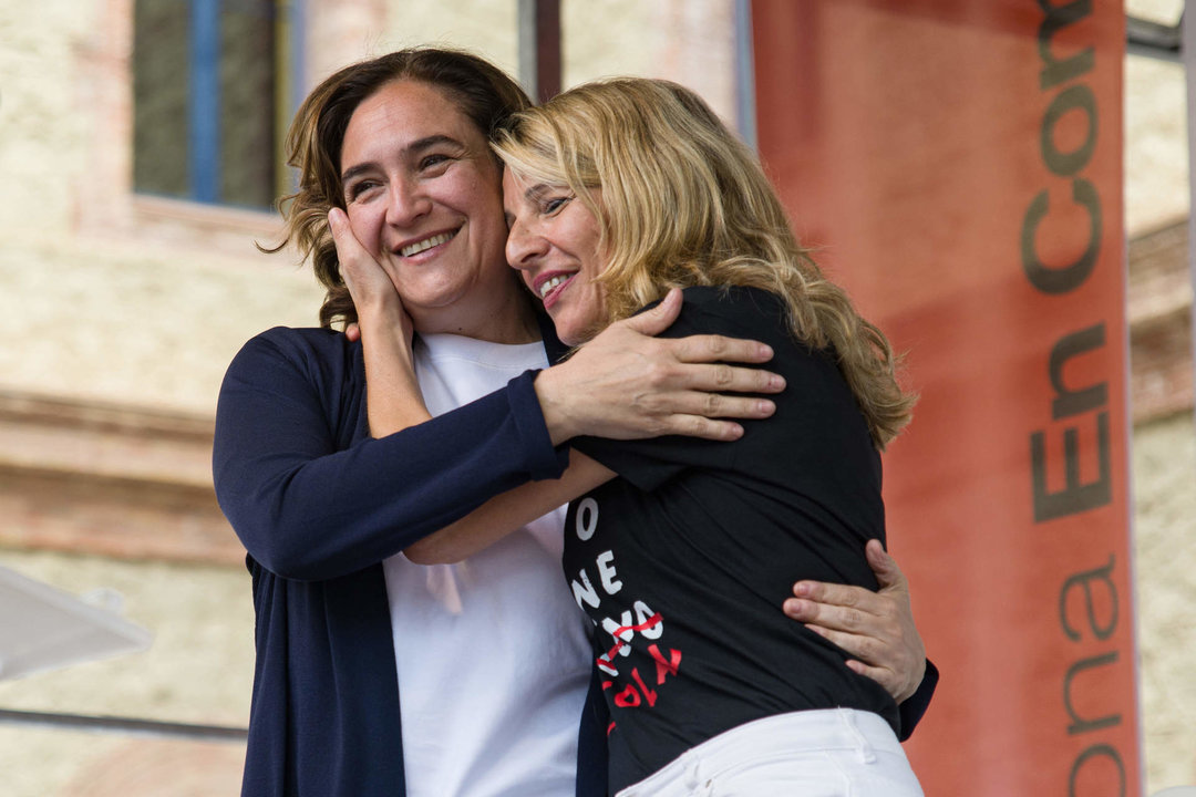 La vicepresidenta segunda y ministra de Trabajo, Yolanda Díaz (d), abraza a la alcaldesa de Barcelona y candidata de BComú a la reelección, Ada Colau (i), durante un mitin, en plaza Major Nou Barris, a 13 de mayo de 2023, en Barcelona.