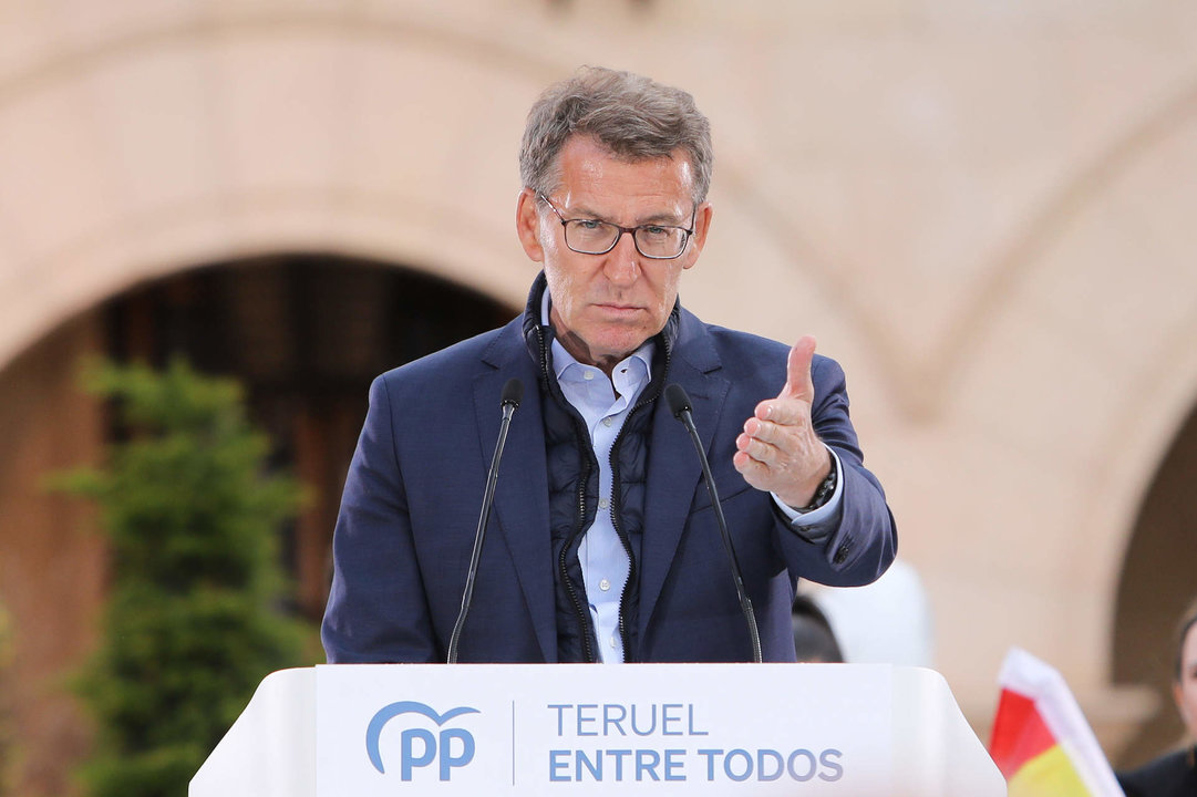 El presidente del PP, Alberto Núñez Feijóo, participa en un mitin, junto a los candidatos a la Presidencia del Gobierno de Aragón, Jorge Azcón, y la candidata a la Alcaldía de Teruel, Emma Buj, este martes en Teruel.