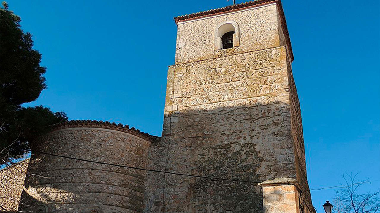 Ábside y torre de la iglesia (Wikipedia)