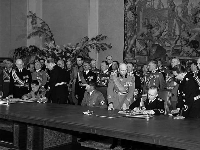 Pacto de Acero entre Hitler y Mussolini. Fuente |Wikipedia