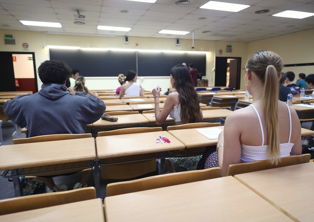 Varios estudiantes en un aula de la Facultad de Matemáticas, antes de comenzar uno de los exámenes de la convocatoria extraordinaria de la Evaluación para el Acceso a la Universidad (EvAU), en la Universidad Complutense de Madrid, a 5 de julio de 2022, en Madrid (España)