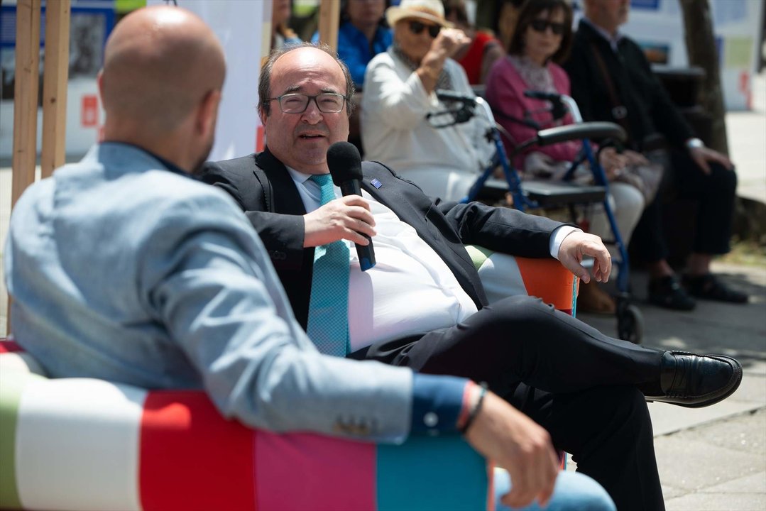 el ministro de Cultura y Deporte, Miquel Iceta (d), intervienen durante un acto de campaña electoral del PSdeG-PSOE, en la Praza da Ferrería, a 19 de mayo de 2023, en Pontevedra, Galicia (España).