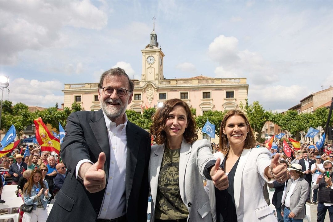 La presidenta de la Comunidad de Madrid, Isabel Díaz Ayuso (c), el expresidente del Gobierno de España, Mariano Rajoy (i) y la candidata del PP a la Alcaldía, Judith Piquet (d), participan en un acto de campaña, a 20 de mayo de 2023, en Alcalá de Henares, Comunidad de Madrid, (España).