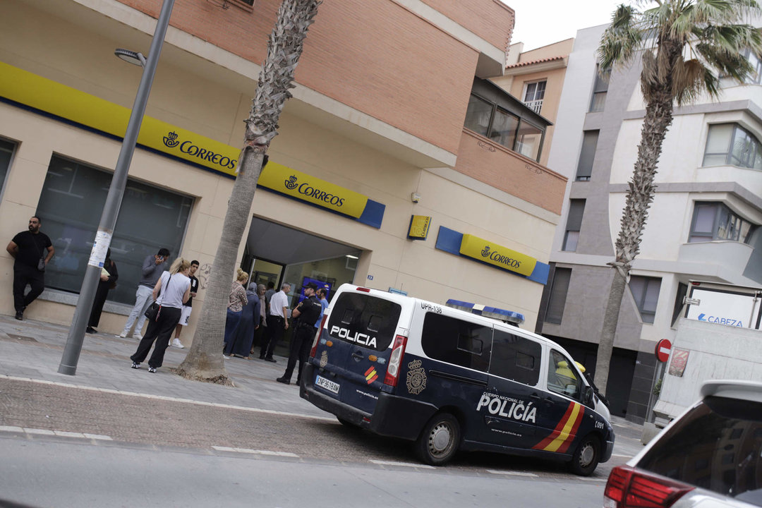Un furgón policial frente a una oficina de Correos, a 17 de mayo de 2023, en Melilla.