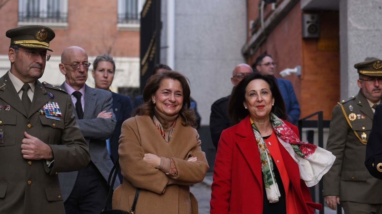La subsecretaría de Estado de Defensa, Adoración Mateos Tejada (i), y la ministra de Defensa, Margarita Robles (d).
