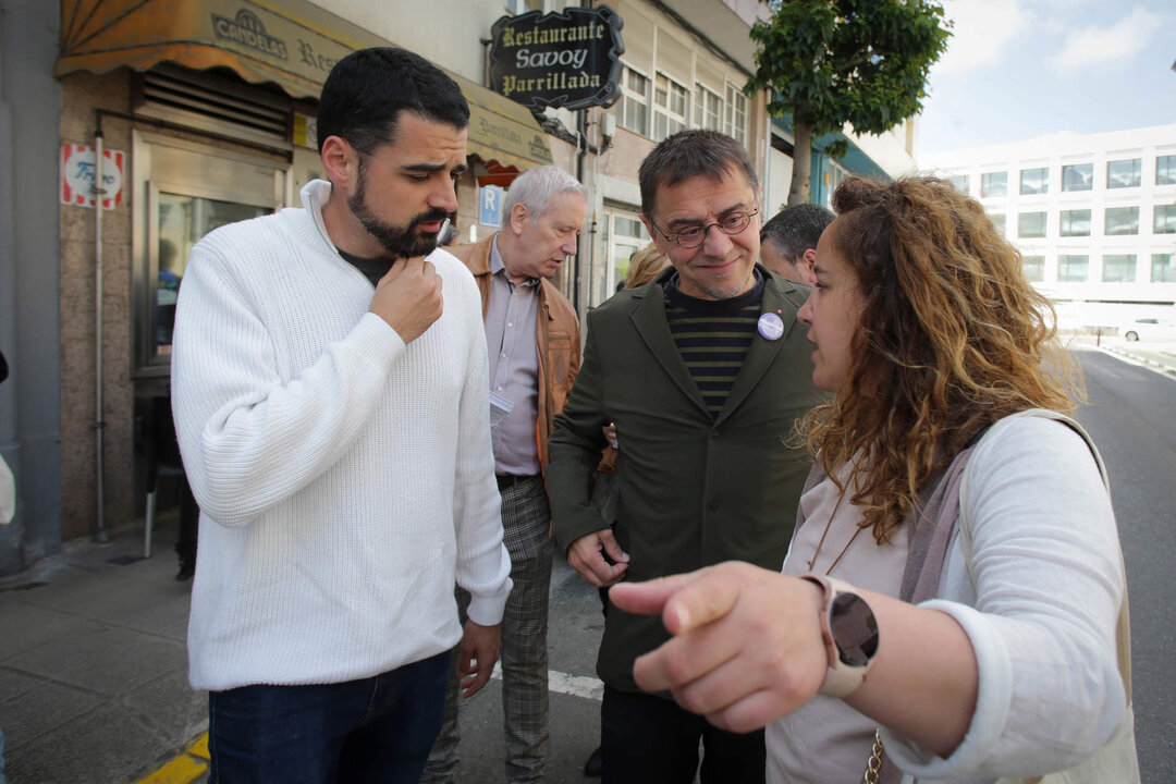 Lugo. El fundador de Podemos, el polit&oacute;logo Juan Carlos Monedero, visita la ciudad en apoyo a la candidata de EU - Podemos, Chus Rodr&iacute;guez, y se re&uacute;ne con las familiares de las v&iacute;ctimas del doble asesinato del Cash Record, ocurrido en 1994. En la imagen, de izq a der, Borja San Ram&oacute;n, sec xeral Podemos Galicia, Monedero y Ximena Cheda, en la ma&ntilde;ana del mi&eacute;rcoles 24 de mayo