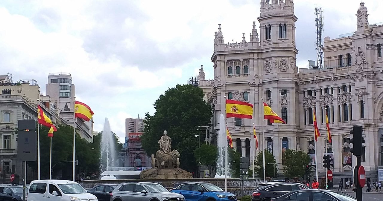 Plaza de Cibeles, con banderas de España alrededor de la fuente.