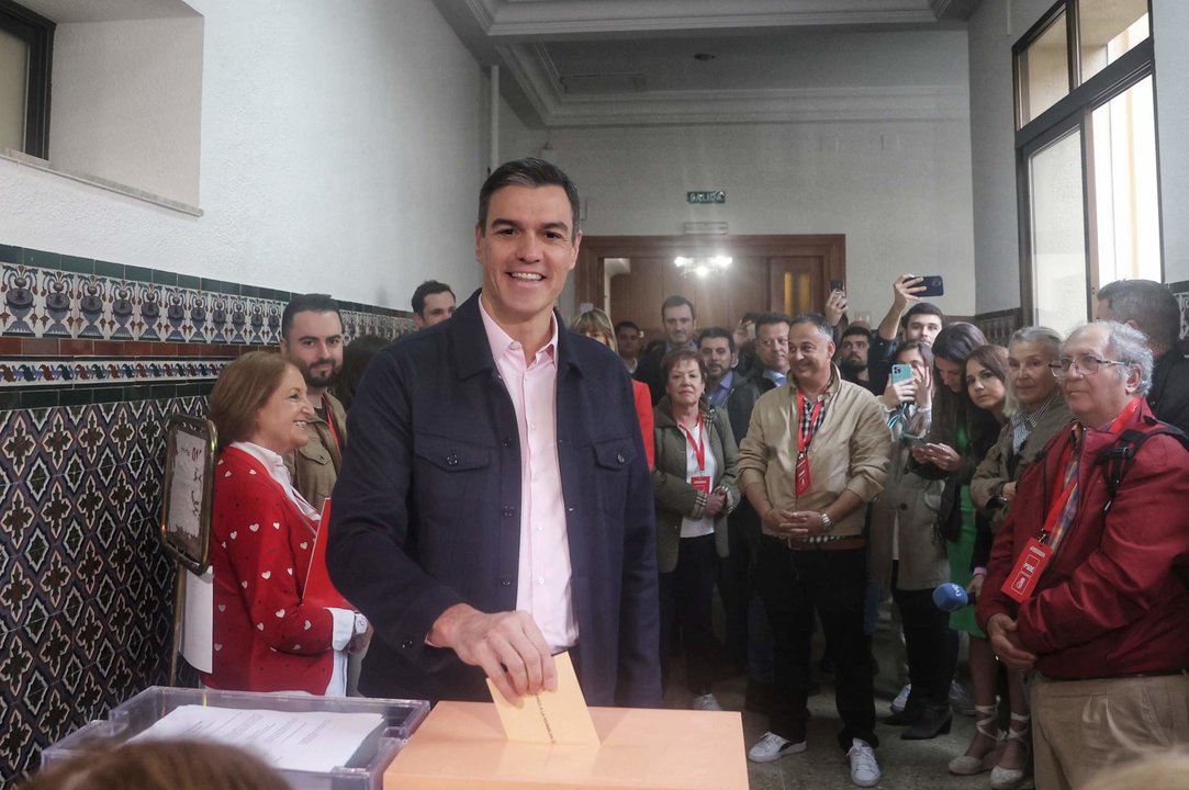 El secretario general del PSOE y presidente del Gobierno de España, Pedro Sánchez, ejerce su derecho al voto en el Colegio de Nuestra Señora del Buen Consejo, a 28 de mayo de 2023, en Madrid.