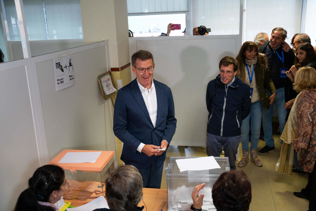 El presidente del Partido Popular (PP), Alberto Núñexz Feijóo, ejerce su derecho al voto en el Colegio Ramiro de Maeztu, a 28 de mayo de 2023, en Madrid.