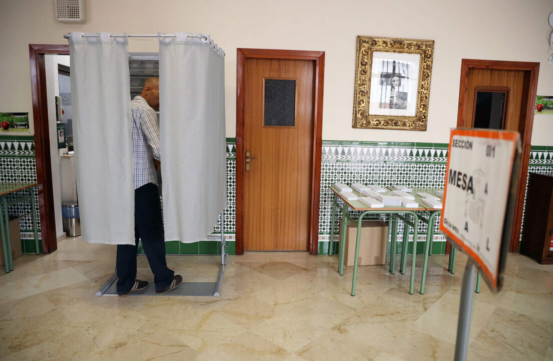 Un votante ejerce su derecho a voto, en un colegio electoral de la capital en las municipales de 2023 a 28 de mayo de 2023 en M&aacute;laga, Andaluc&iacute;a.//&Aacute;lex Zea.