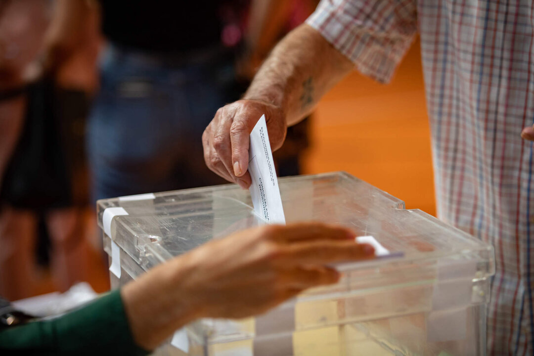 Una persona ejerce su derecho al voto en la Escola Gr&egrave;vol, a 28 de mayo de 2023, en Barcelona, Catalu&ntilde;a (Espa&ntilde;a). Hoy, 28M, se celebran elecciones municipales en un total de 8.131 ayuntamientos y elecciones auton&oacute;micas en 12 comunidades aut&oacute;nomas. En las elecciones municipales podr&aacute;n votar 35.414.655 electores y en las auton&oacute;micas que se celebran podr&aacute;n hacerlo 18.382.505 electores.