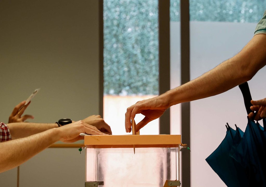 Una persona vota en las elecciones del 28 M
