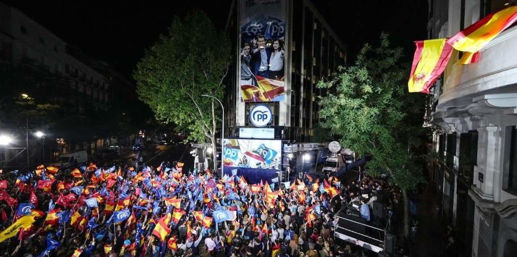 Militantes del PP ante la sede nacional de la calle Génova tras la victoria de las elecciones autonómicas y municipales del 28-M.