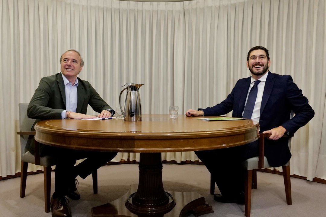 Los candidatos del PP y VOX a la Presidencia del Gobierno de Aragón, Jorge Azcón y Alejandro Nolasco, respectivamente, mantienen una reunión en la sala del Torreón del Palacio de la Aljafería.