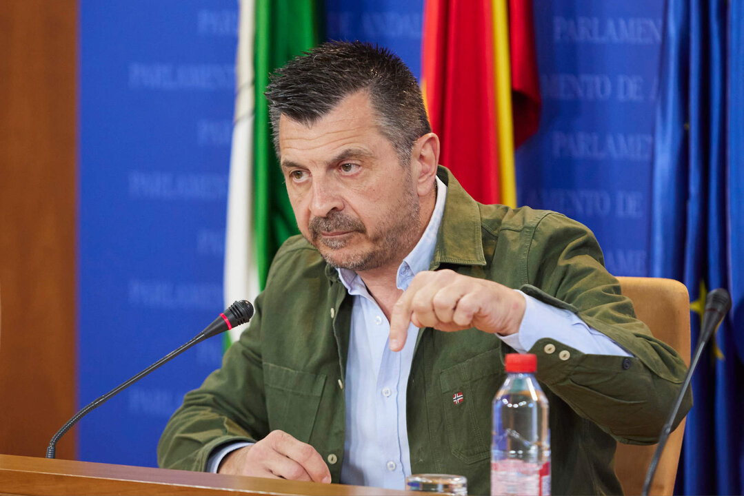 El portavoz del Grupo Parlamentario Popular, Toni Mart&iacute;n, durante la ronda de ruedas de prensa de portavoces de los grupos parlamentarios en el Parlamento de Andaluc&iacute;a, a 14 de junio de 2023 en Sevilla (Andaluc&iacute;a, Espa&ntilde;a). Los portavoces de los grupos parlamentarios, se dan cita en la sala de prensa para atender a los medios de comunicaci&oacute;n de forma peri&oacute;dica.
