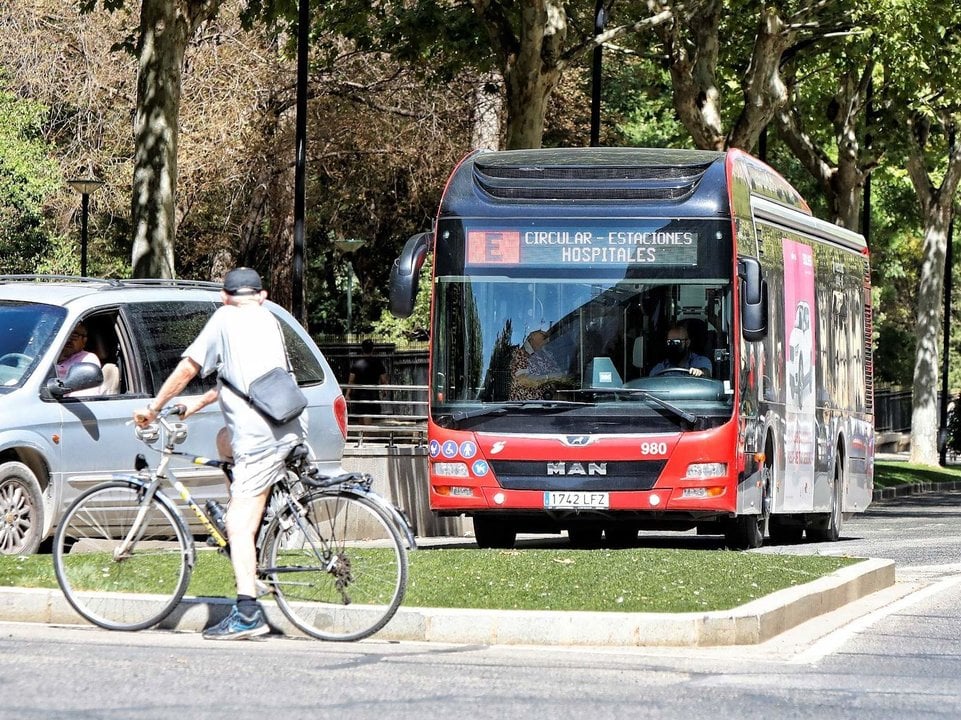 Un autobús circular por una calle de Albacete.